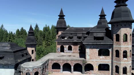 construcción inacabada del castillo de lapalice en polonia, tiro aéreo