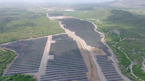 Toma-Aérea-De-Pájaro-De-Una-Gran-Central-Eléctrica-De-Paneles-Solares-En-Una-Isla-Tropical