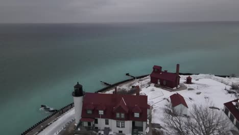 4K-Drohnenvideo-Des-Leuchtturms-Point-Betsie-In-Frankfurt,-Michigan-Im-Winter