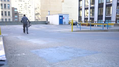 montando una tabla eléctrica en el nivel superior de un parkade