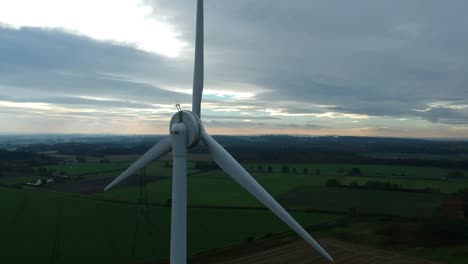 Rotación-Aérea-Alrededor-De-La-Turbina-Eólica-En-El-Campo-Británico