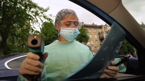 control de temperatura realizado por un profesional médico