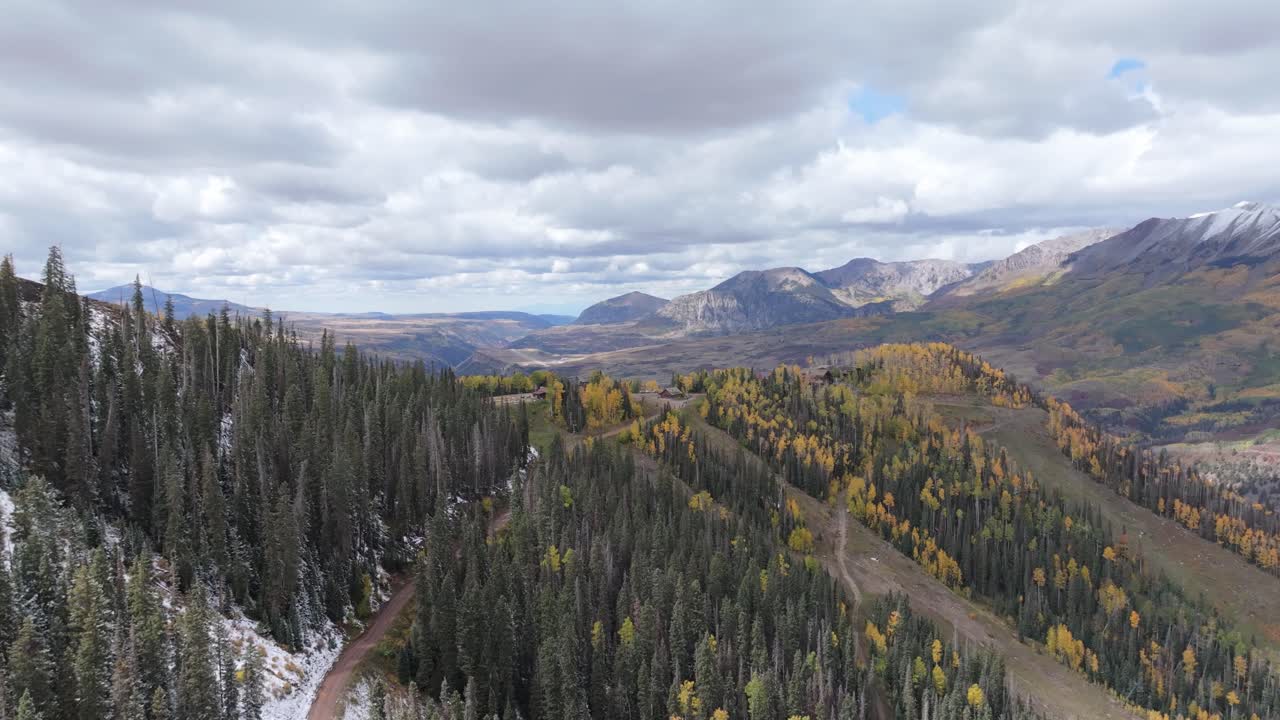 carretera escénica en bosque de coníferas y paisaje natural de montañas rocosas durante el otoño
