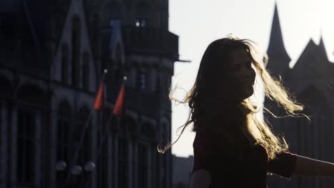 mujer bailando en la calle de la ciudad