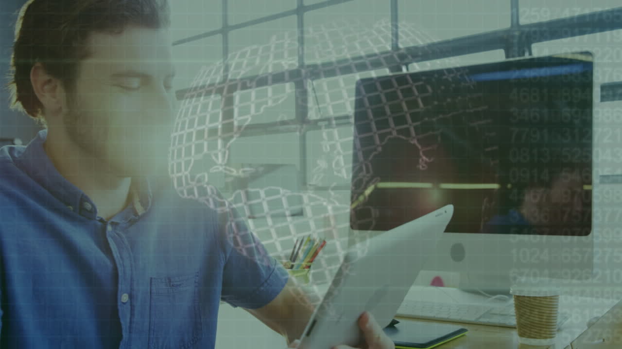 animación del procesamiento de datos y el mundo sobre el hombre de negocios caucásico usando tableta