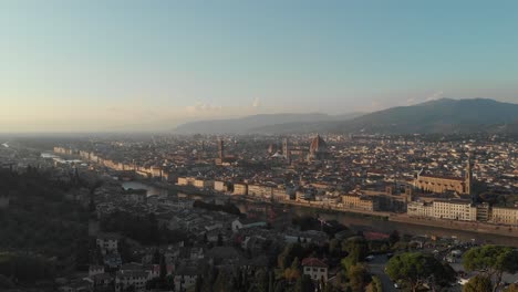 Vista-Aérea-De-Drones:-Ciudad-Italiana-Histórica-Y-Culturalmente-Rica-Durante-La-Puesta-De-Sol