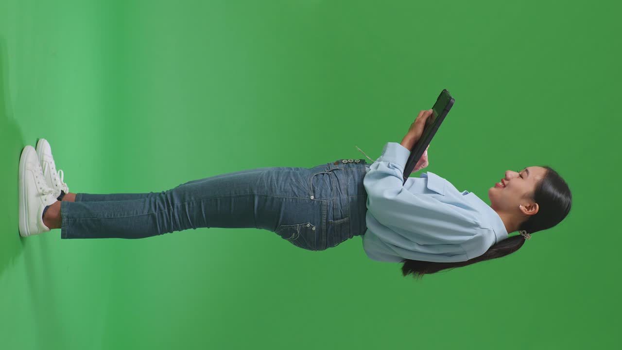 여자는 태블릿을 사용 하여