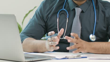 sección media joven médico masculino discutiendo los resultados con el paciente