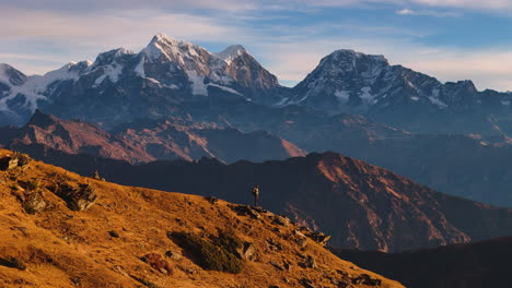 Un-Dron-Disparó-A-La-Cordillera-Del-Everest-De-Nepal-En-El-Paisaje-De-Pikeypeak,-Un-Turista-Asombrado-Por-La-Vista-Serena-4k