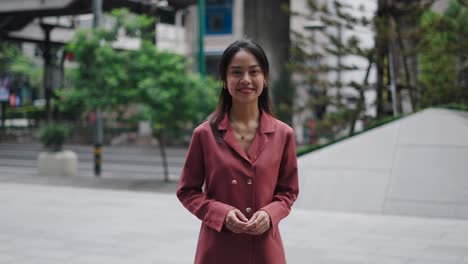 mujer sonriente en un paisaje urbano