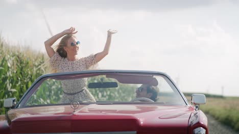 Vorderansichtvideo-Von-Glücklichen-Jungen-Menschen-In-Einem-Cabriolet