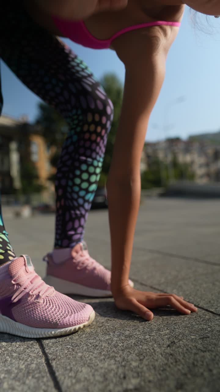 una chica joven haciendo ejercicio al aire libre.