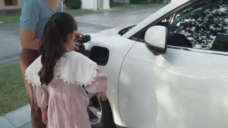 Estilo-De-Vida-Progresivo-De-Madre-E-Hija-Con-Coche-Ev-Y-Estación-De-Carga.