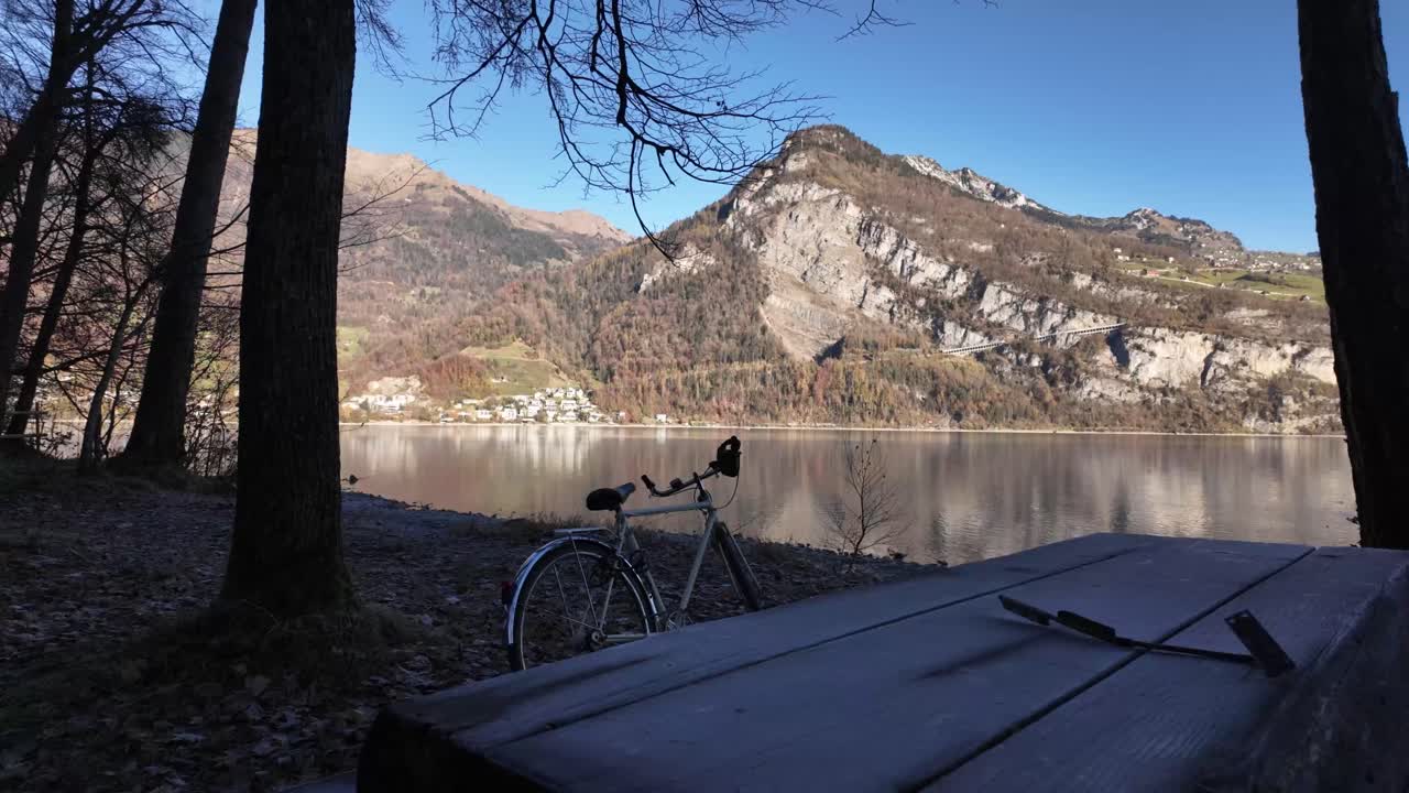 Punto di sosta per biciclette all'aperto sul Lago Walensee, paesaggio alpino svizzero, natura e sport.
