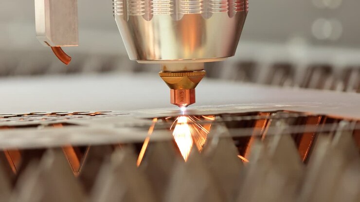 Taglio laser CNC di metallo, moderna tecnologia industriale.