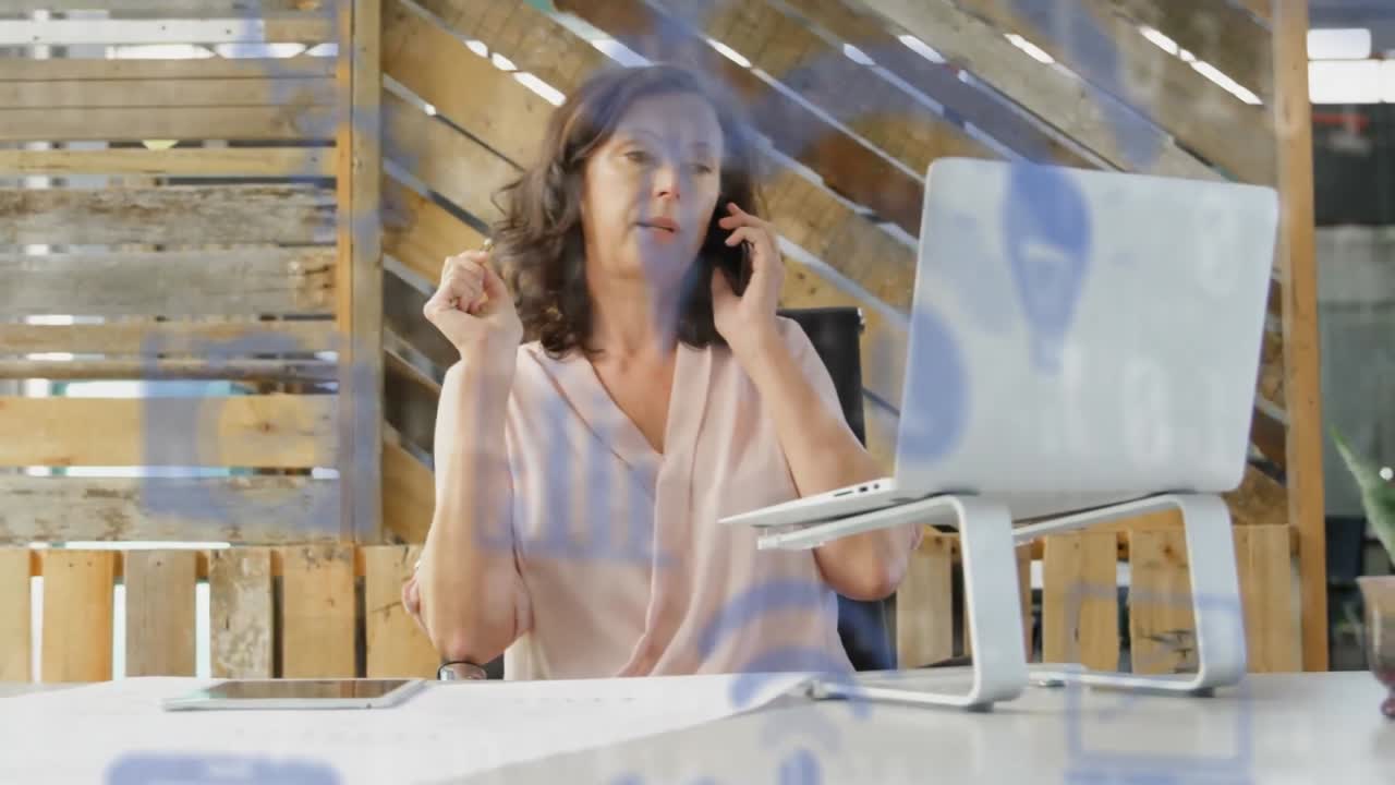 animación de iconos digitales sobre una mujer de negocios usando smratphone
