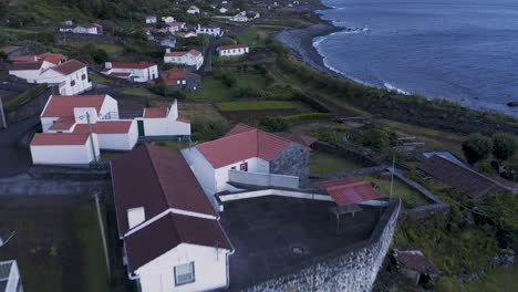 Pueblo-Costero-Rural-En-Exuberantes-Acantilados-Verdes-En-La-Hora-Azul,-Fajã-Dos-Vimes,-Isla-De-São-Jorge,-Las-Azores,-Portugal