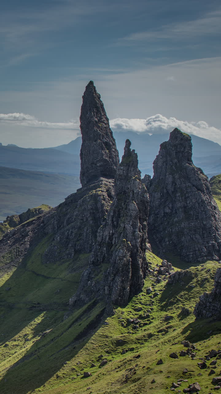 el viejo de storr rock en la isla de skye, escocia en un día soleado en vertical