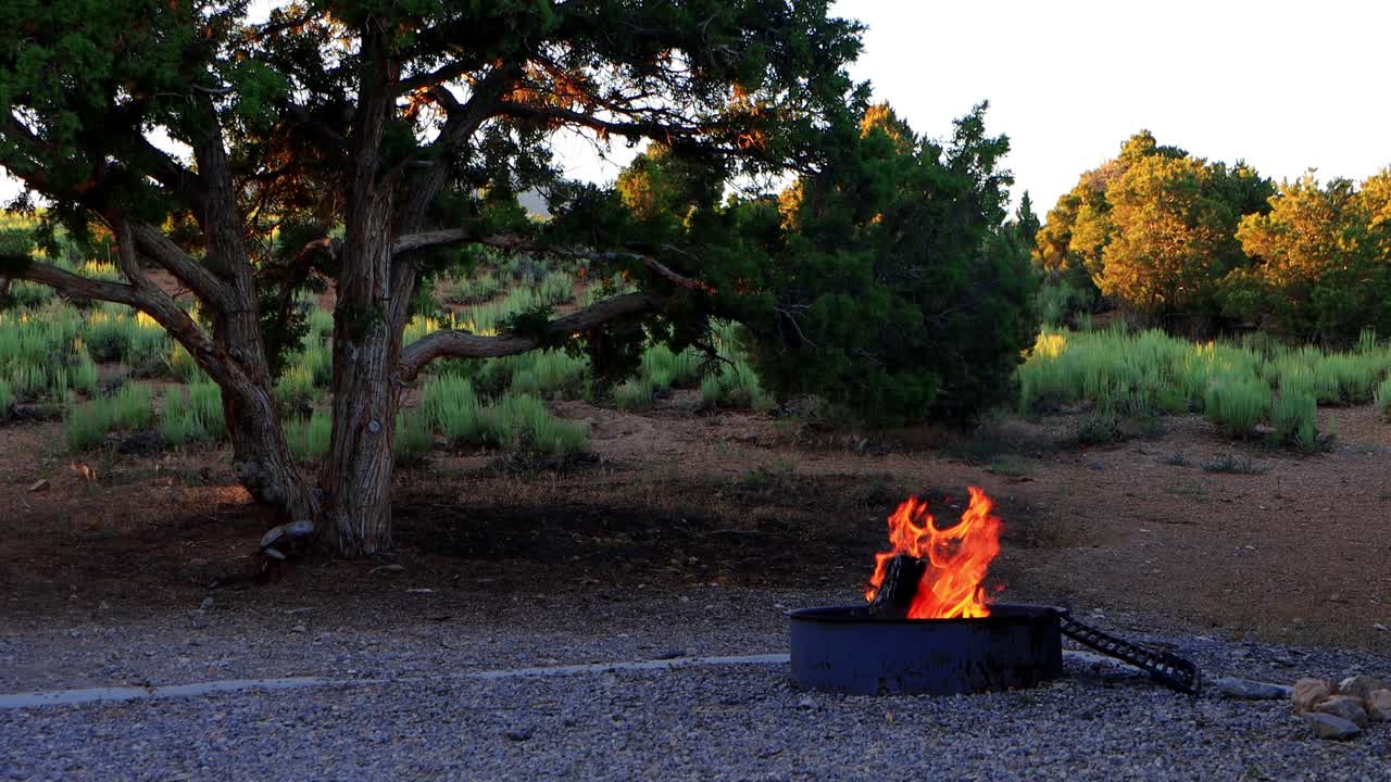 남서쪽 산 들 에서 저녁 캠프 불