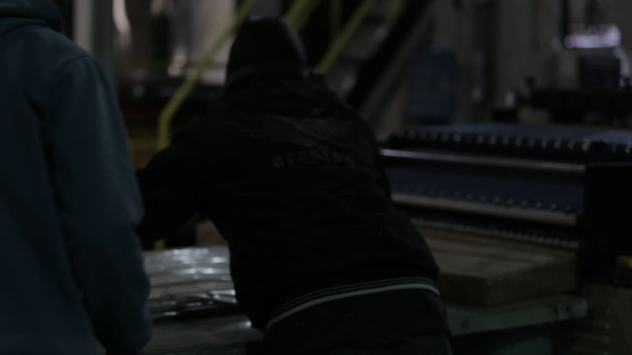 비닐봉지 공장의 생산 라인 근로자