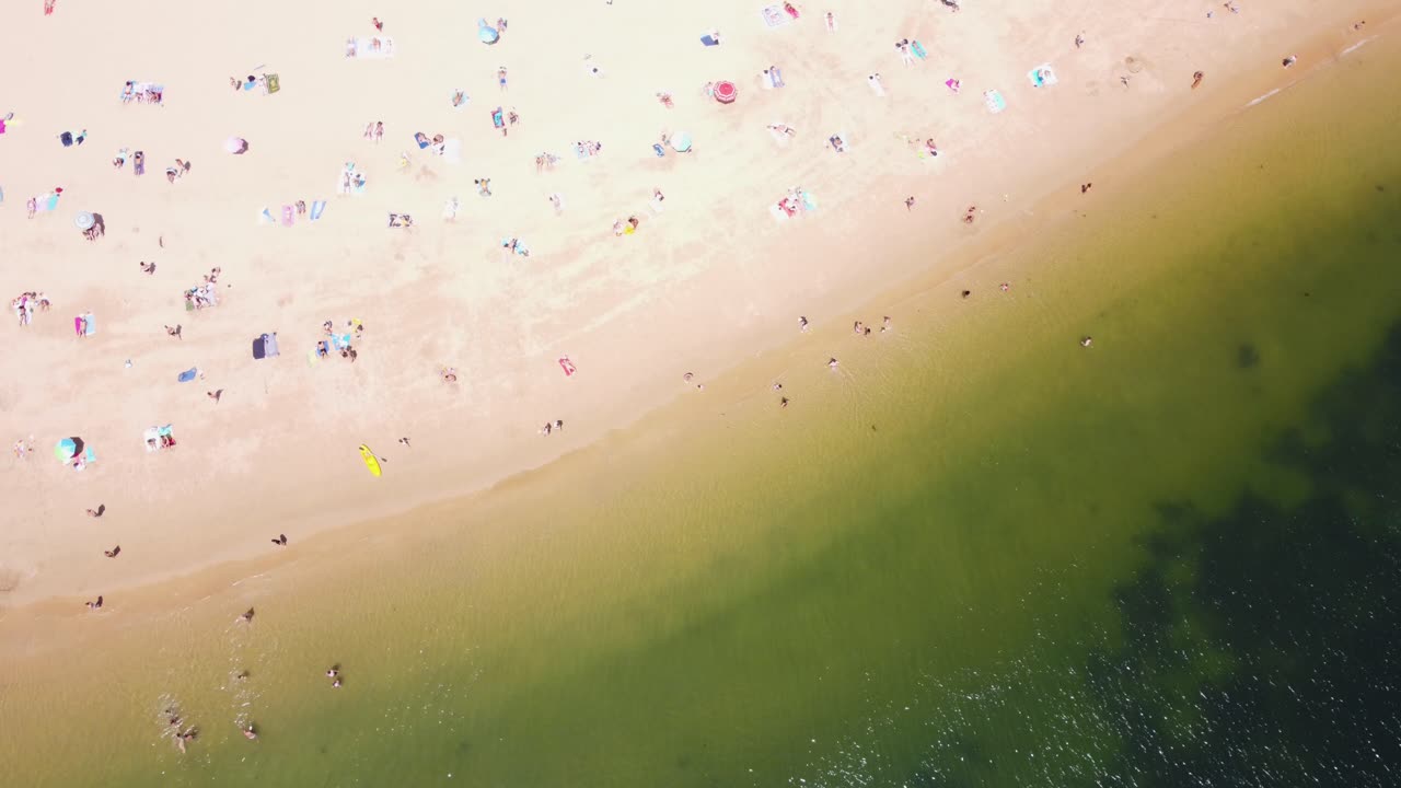 포르투갈 카스카이스 베이의 궤도를 도는 공중 하향식 샷