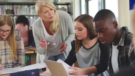 Lehrerin,-Die-Mit-College-Studenten-In-Der-Bibliothek-Arbeitet