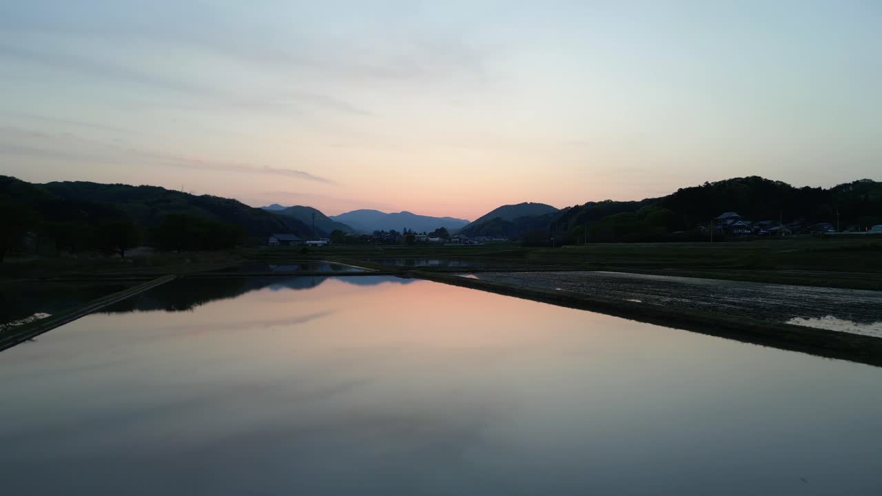 영화 에 나오는 공중 사진: 일본 시골 의  ⁇   ⁇  들 과 관개 된 농업