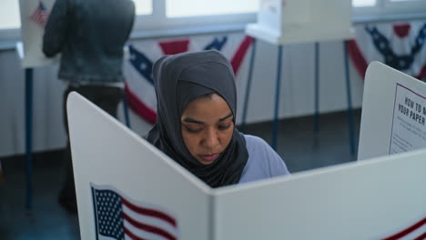 woman voting in a us election