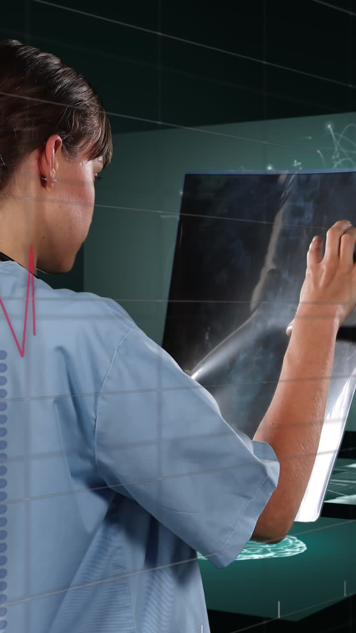 animación de una doctora biracial sobre el procesamiento de datos