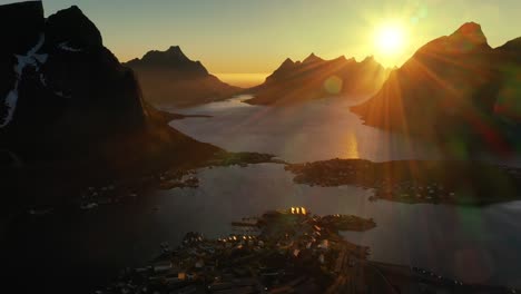 Puesta-De-Sol-Por-La-Tarde-Islas-Lofoten-Noruega.-Reine-Lofoten-Es-Un-Archipiélago-En-El-Condado-De-Nordland,-Noruega.