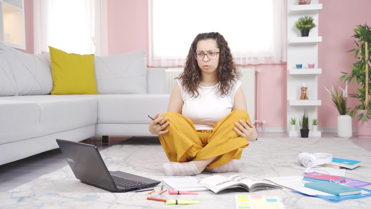 la estudiante fría está temblando.