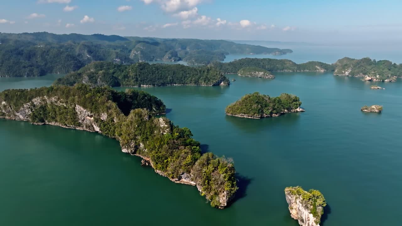 로스 하이티스 국립 공원, 도미니카 공화국의 섬에 대한 공중 전망 - 드론 샷