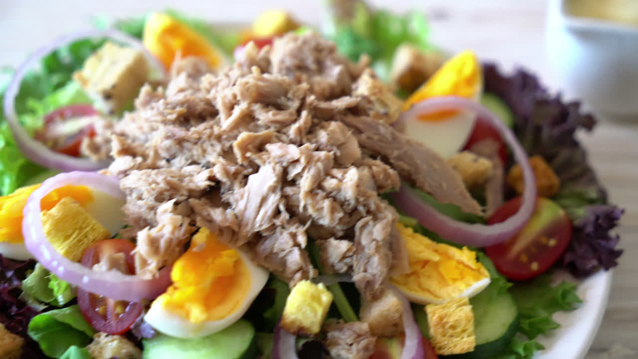 Atún con ensalada de verduras y huevos