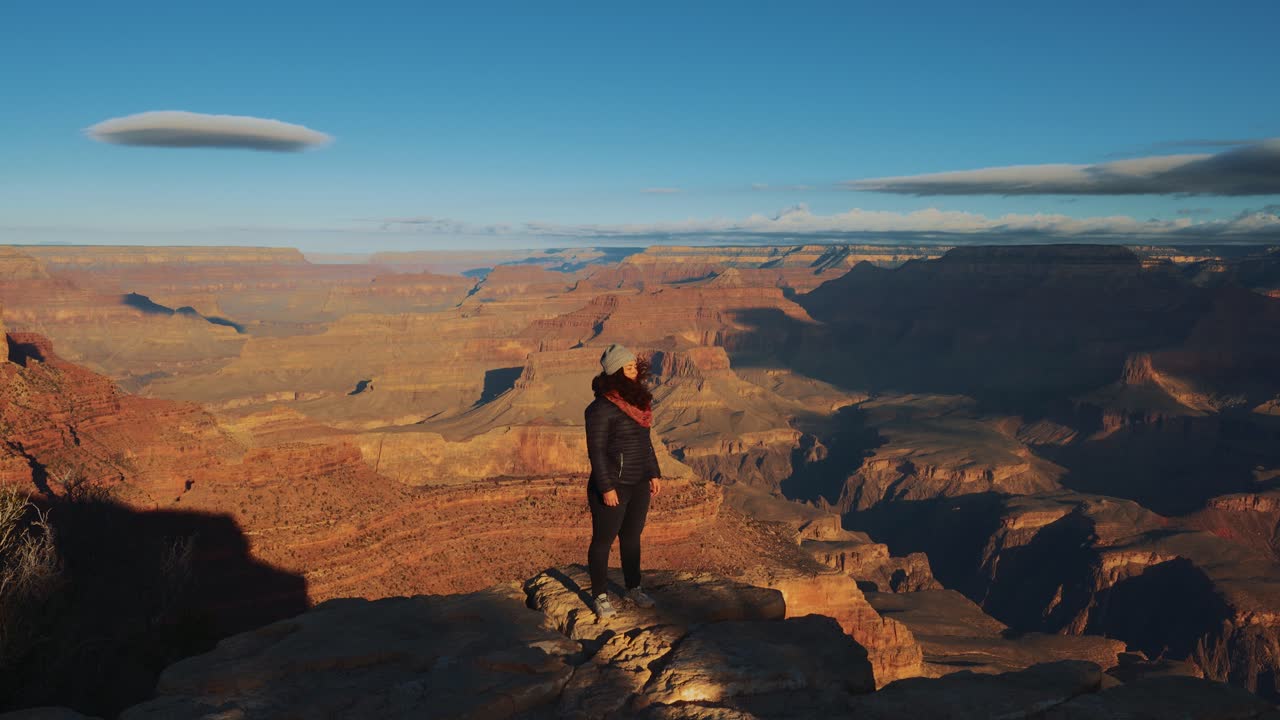 una joven en el gran cañón, arizona.