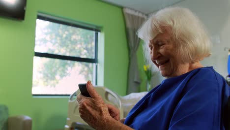 Älterer-Patient-Nutzt-Mobiltelefon-4k