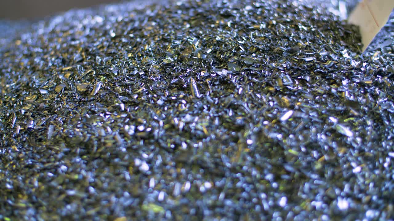 крупным планом большая куча металлолома