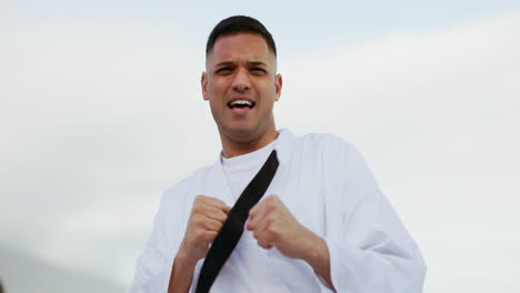 karate, hombre y patada al aire libre para el entrenamiento