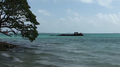 Rostende-Überreste-Eines-Schiffswracks-Im-Fanning-Island-Atoll,-Tabuaeran,-Republik-Kiribati