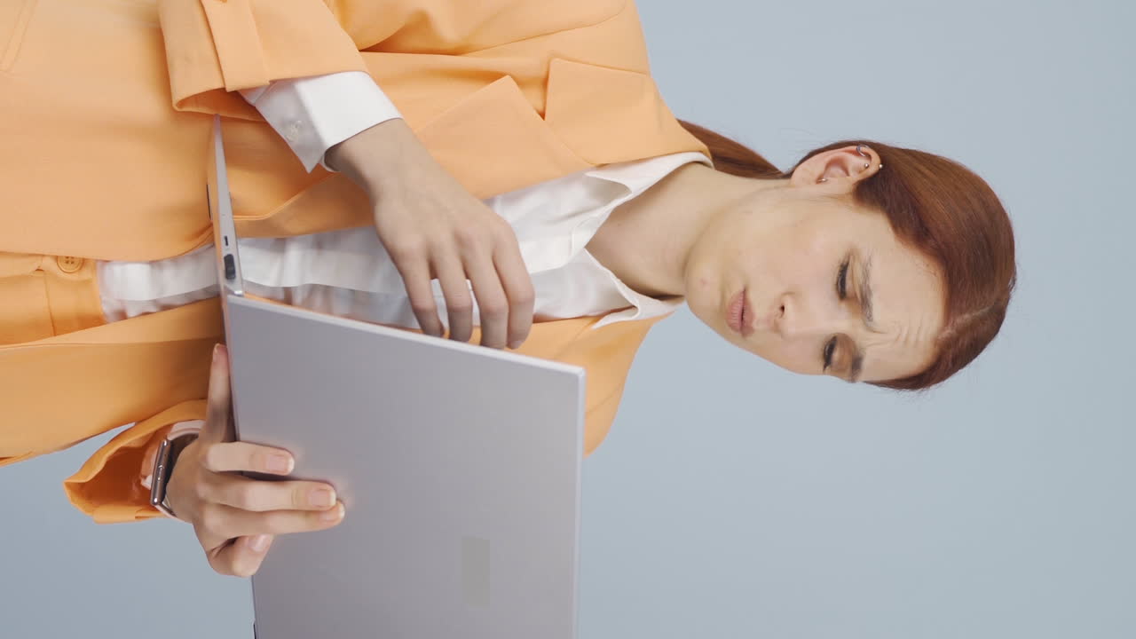 вертикальное видео деловой женщины, смотрящей на ноутбук, расстроенной, грустной и беспомощной.