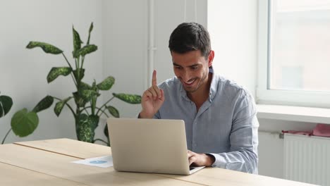 joven empleado latino tiene idea levantar el dedo hacia arriba eureka