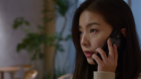 커피에서 전화로 이야기하는 젊은 예쁜 소녀의 클로즈업