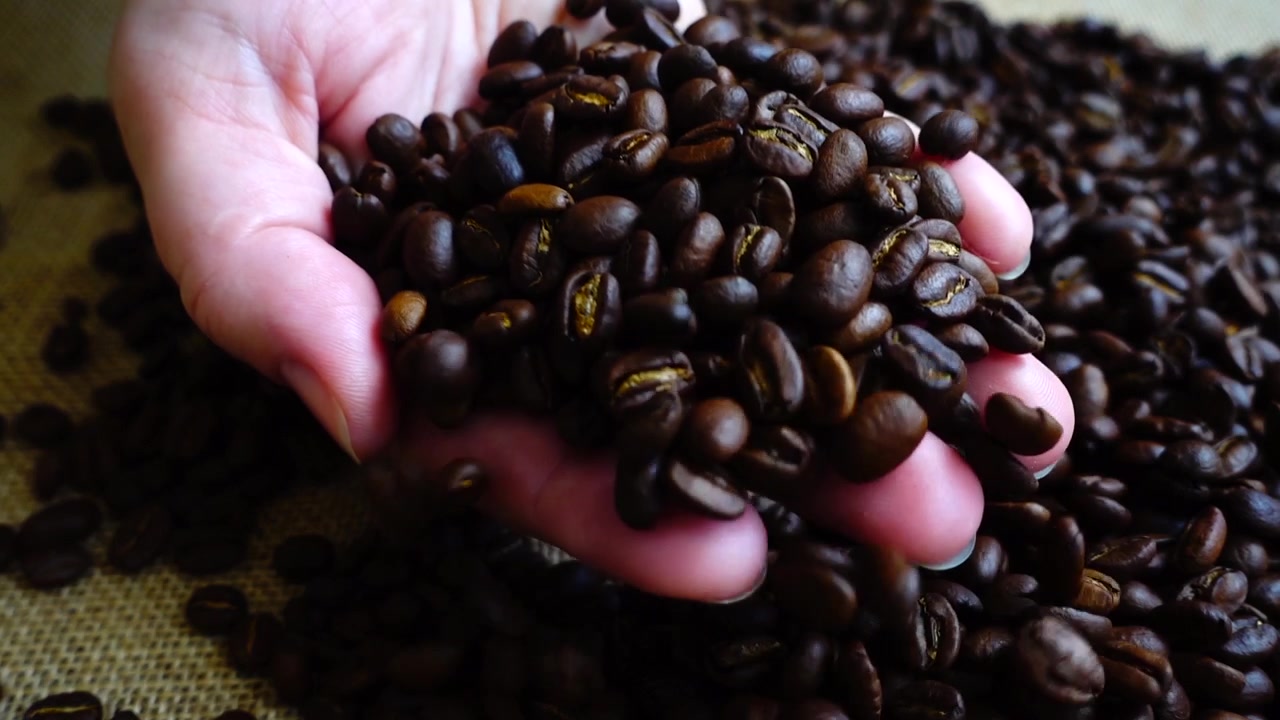 Chicchi di caffè sul sacco. Rallentatore.