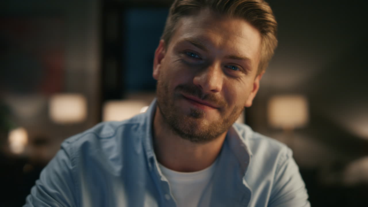 Positiv influencer hilser på abonnenter i rum, nærbillede. Blogger optager video.