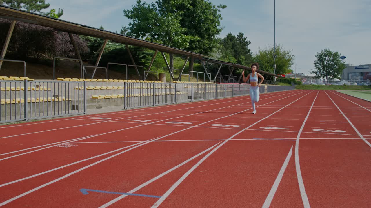 트랙 에서 달리는 여자