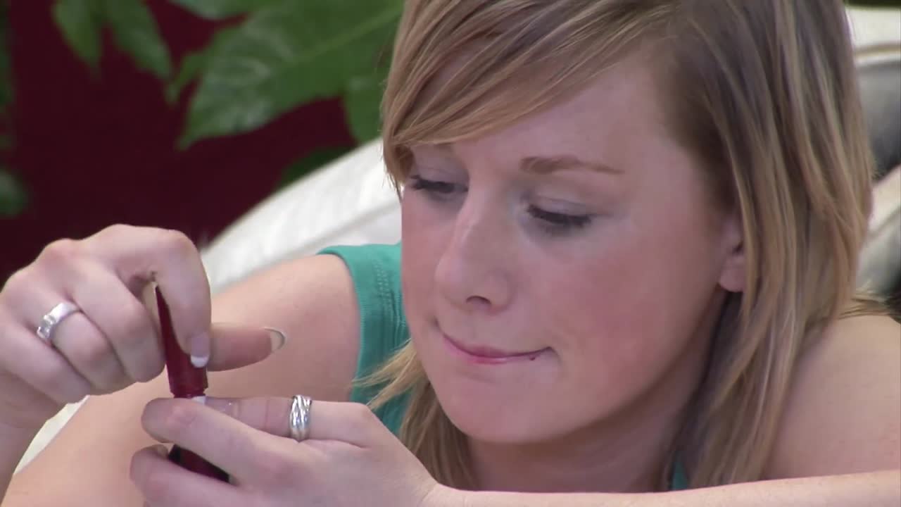 mujer maquillándose