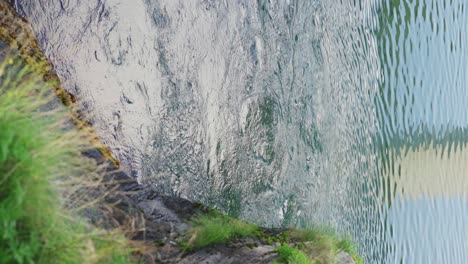 Vertikaler-Schuss-Von-Türkisfarbenem-Wasser,-Das-In-Den-Mahlströmen-Des-Salzstraumen-In-Norwegen-Wirbelt