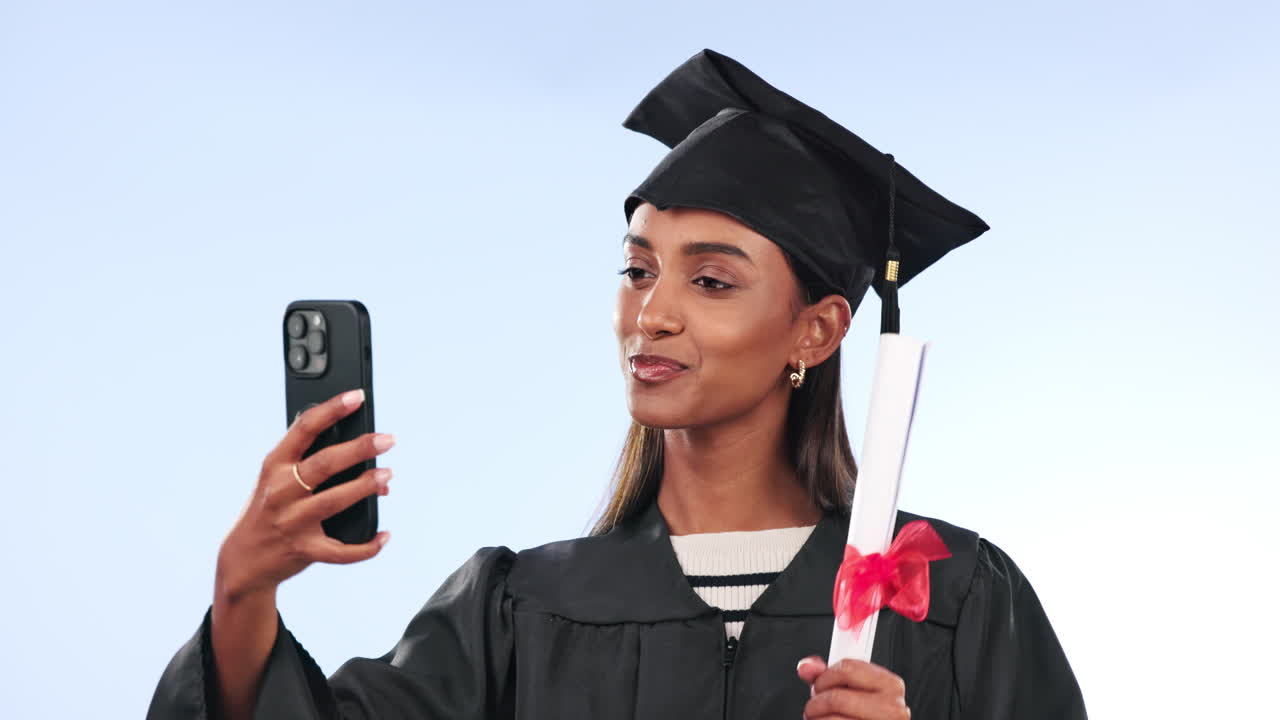 Selfie di laurea, donna felice