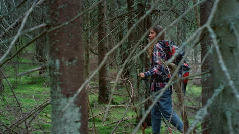 chica alegre caminando en el bosque en verano. viajera femenina caminando en el bosque
