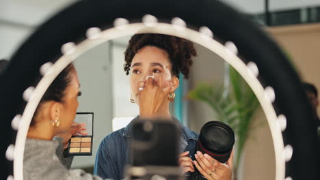 artista de maquillaje aplicando maquillaje a un modelo