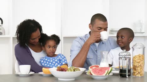 Familia-Afroamericana-Comiendo-Ensalada-Y-Fruta-En-La-Cocina